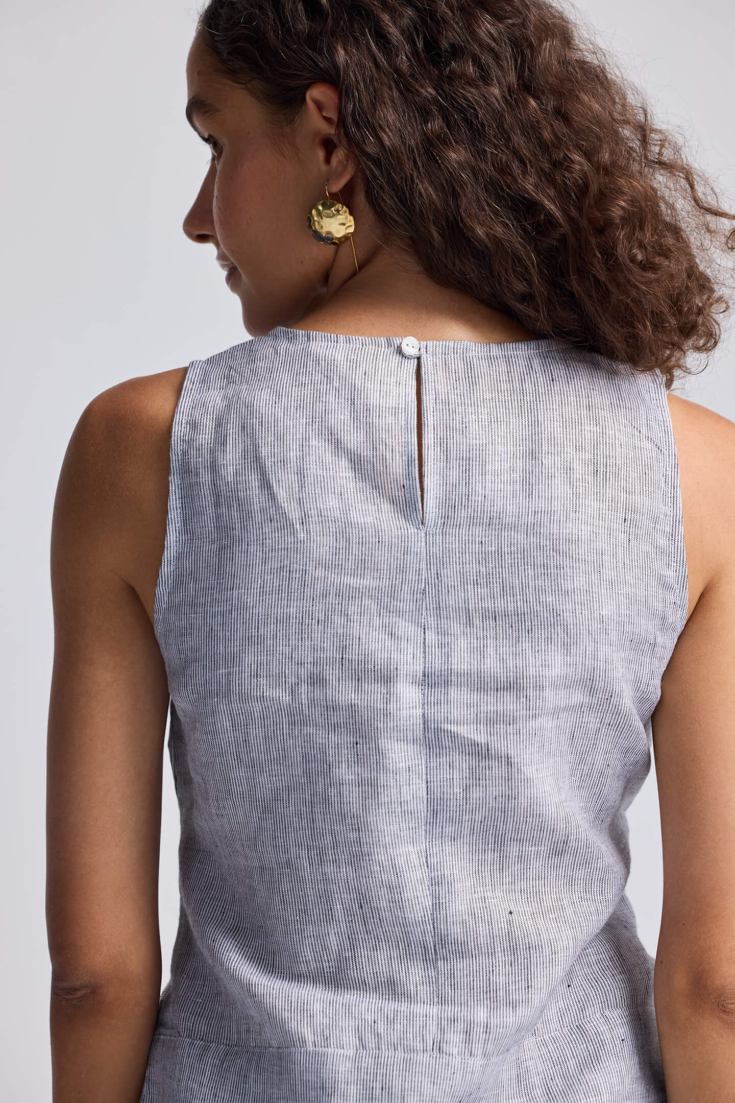 Front-tie Top in Linen Stripes | Color: Pin striped Linen | Size: 2XL Refurbished - Resistor (Note: This is a generic term for an electronic component, refurbished available on Cerqular