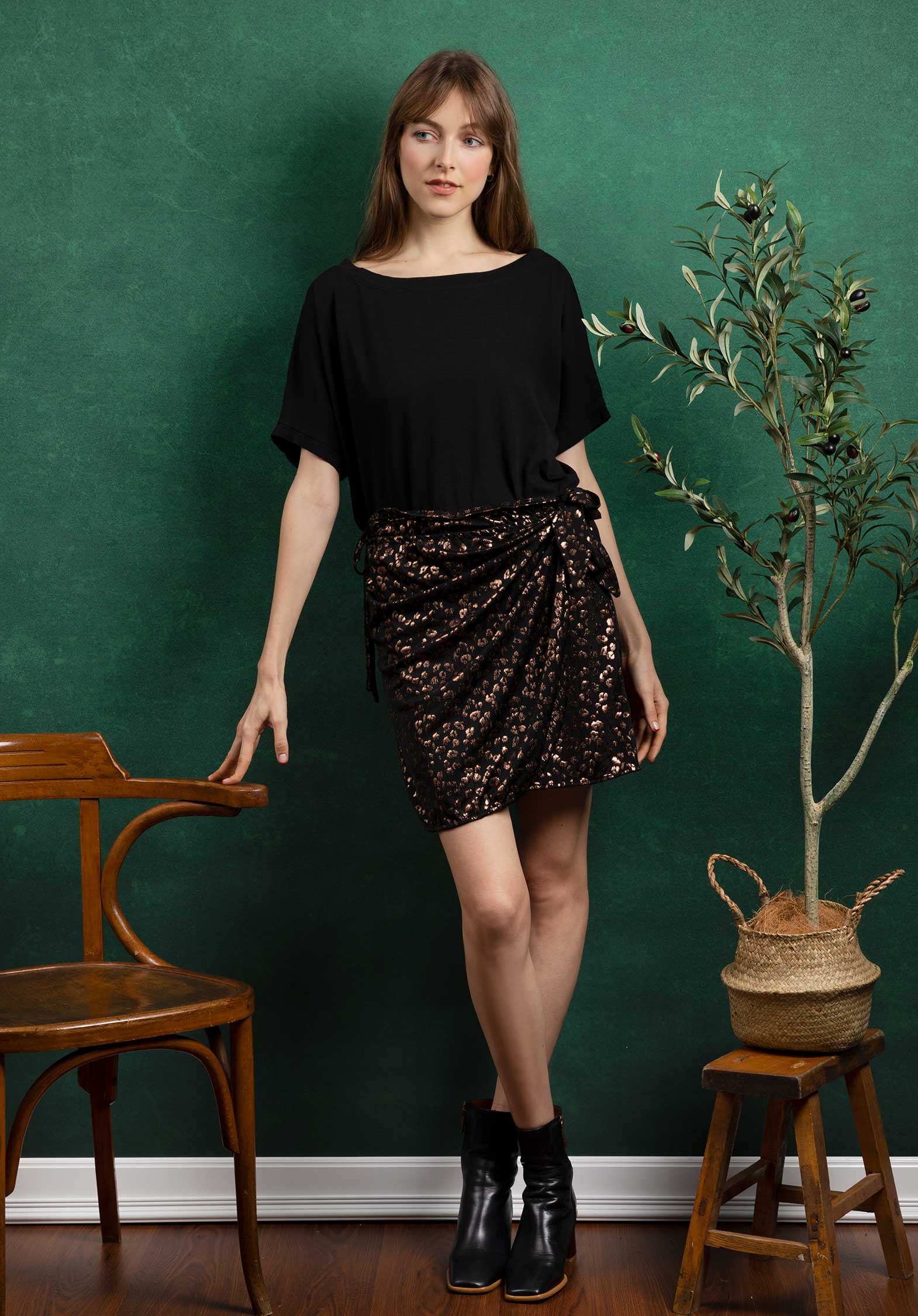 Skirt 537 Black-Gold | Color: BLACK GOLD | Size: M Refurbished - N/A (I could not find a well-known brand with this name refurbished available on Cerqular