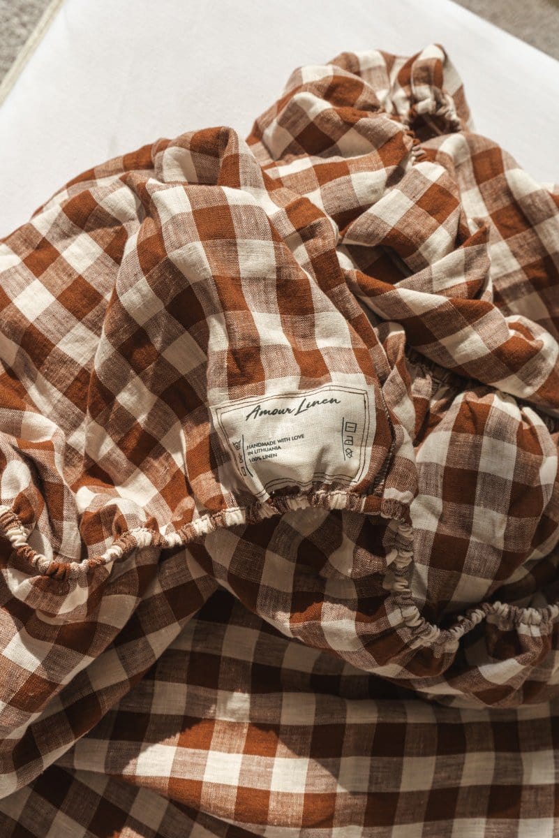 Linen fitted sheet in Mocha Gingham | Size: US King DEEP Refurbished - Amour Linen refurbished available on Cerqular