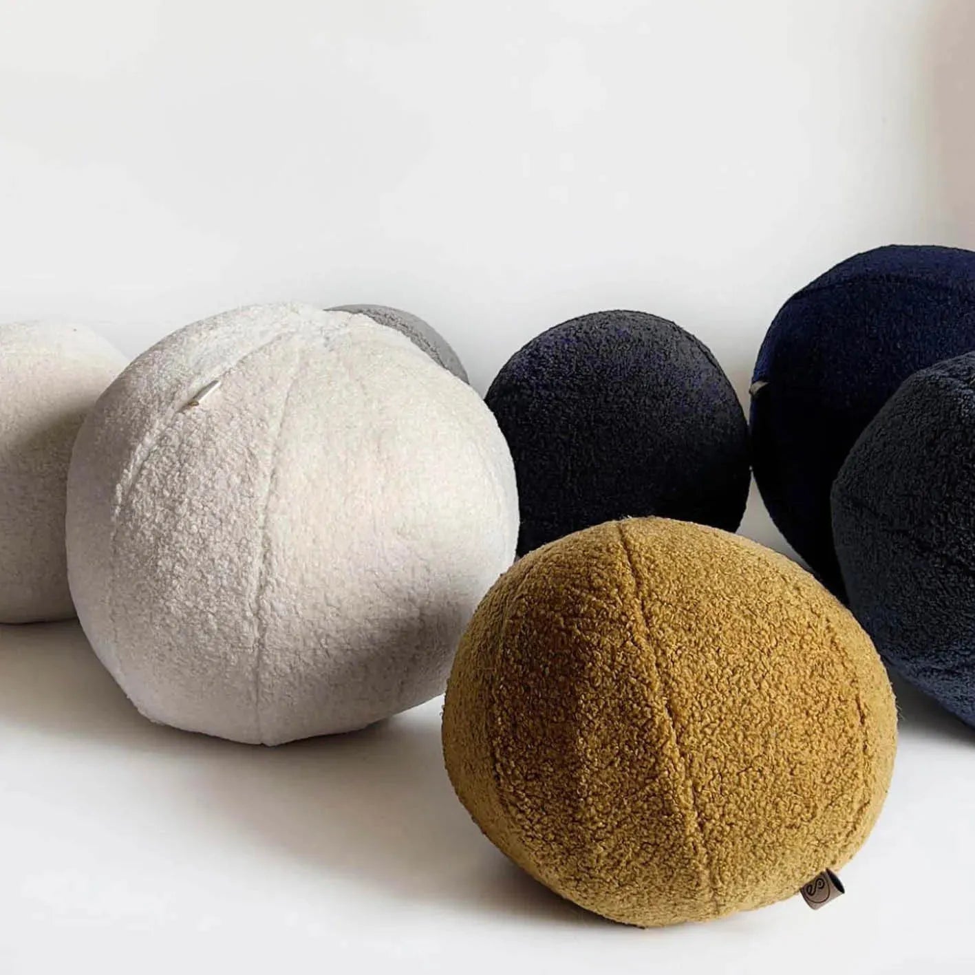 Buy Ball Pillow SPHERE by Respirit | Średnica: 14" (35cm) | Kolor: Warm Sunset Refurbished - $115.00 Ball Pillow SPHERE by Respirit | Średnica: 14" (35cm) | Kolor: Warm Sunset Refurbished - N/A (Note: I could not find a well-known brand with refurbished available on Cerqular