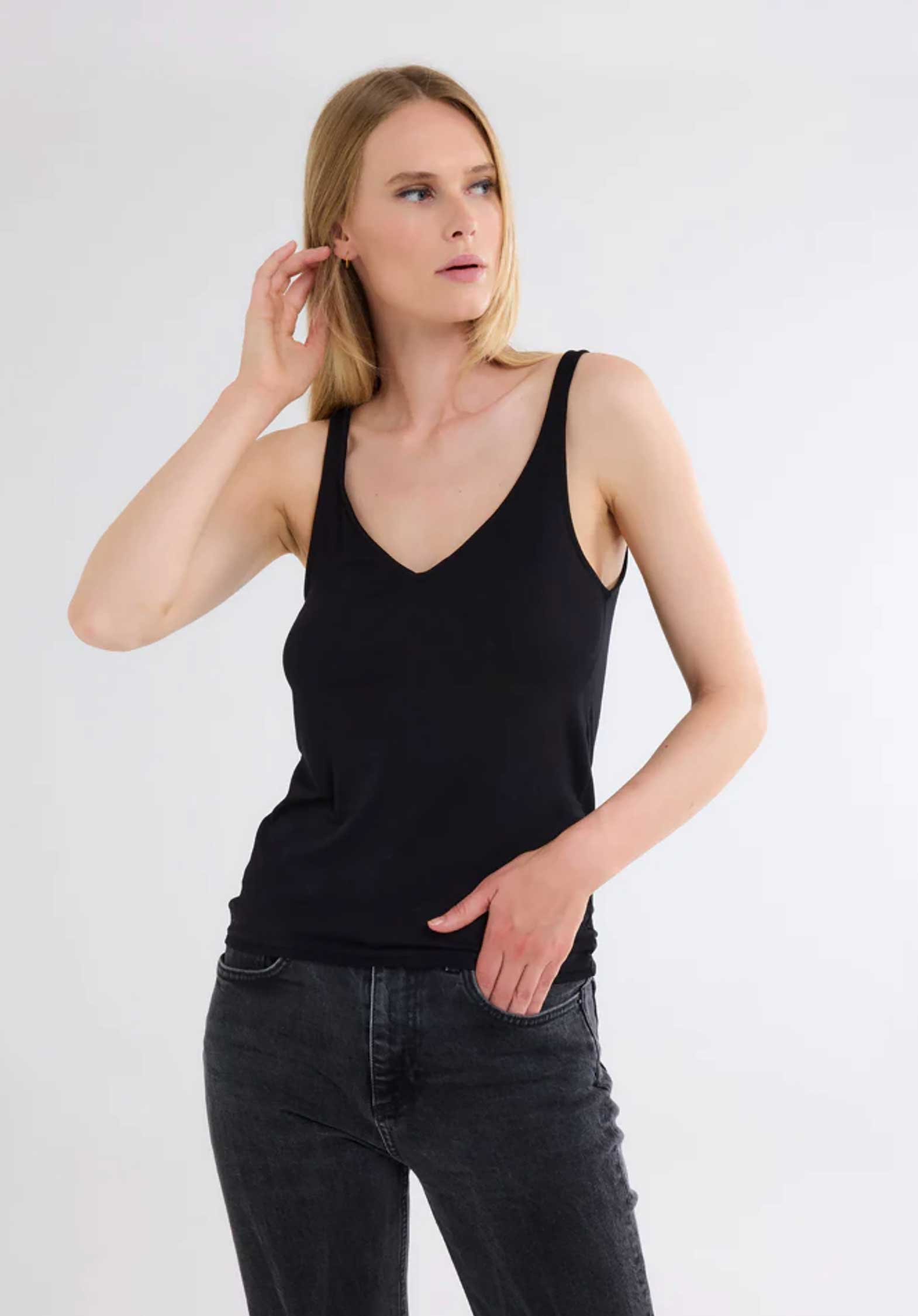 Tank 001-fde156 Black | Color: BLACK | Size: 3-L Refurbished - Rue Madame is a known brand, and the standardized name is " refurbished available on Cerqular
