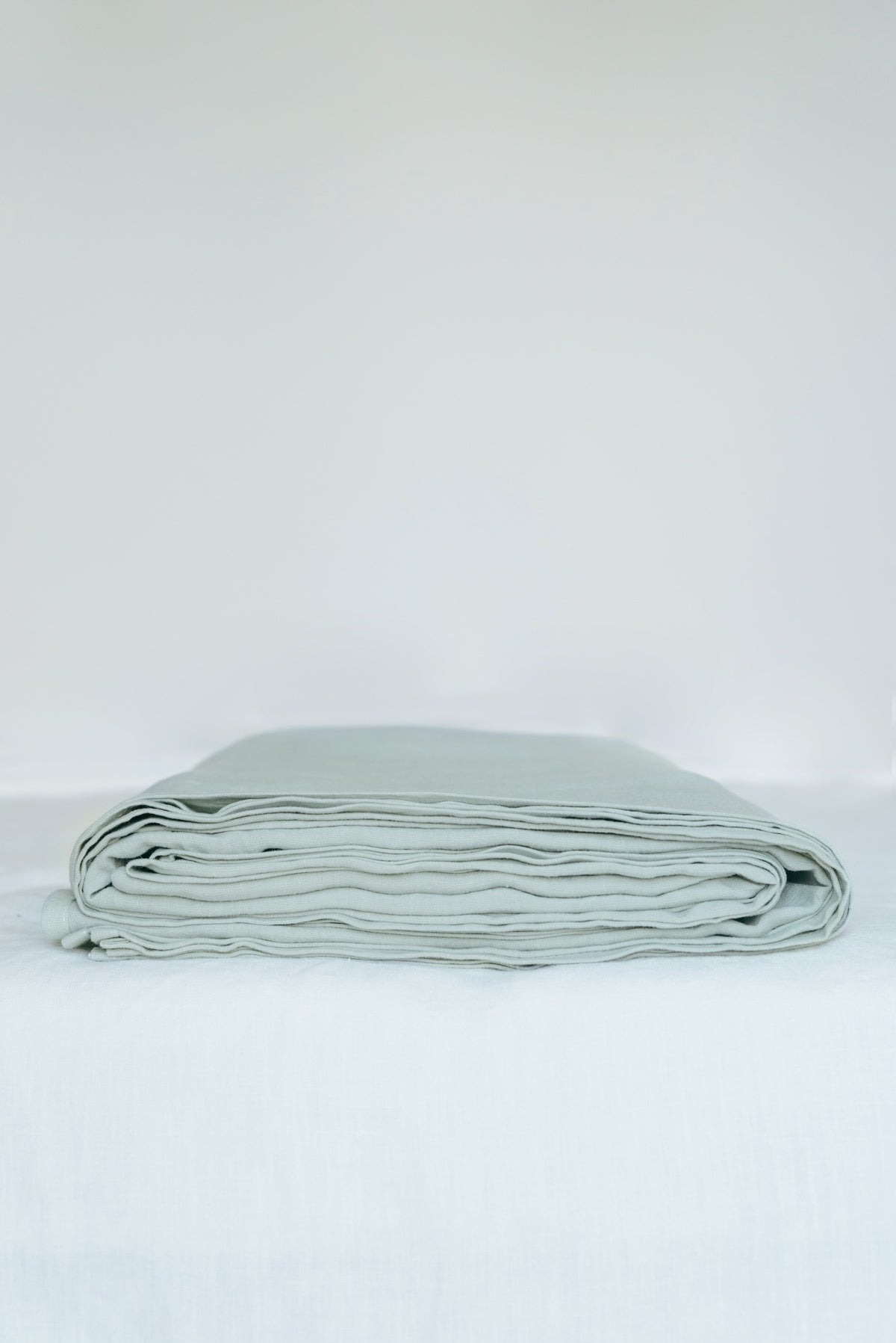 Linen flat sheet in Sage Green | Size: US Queen Refurbished - Amour Linen refurbished available on Cerqular