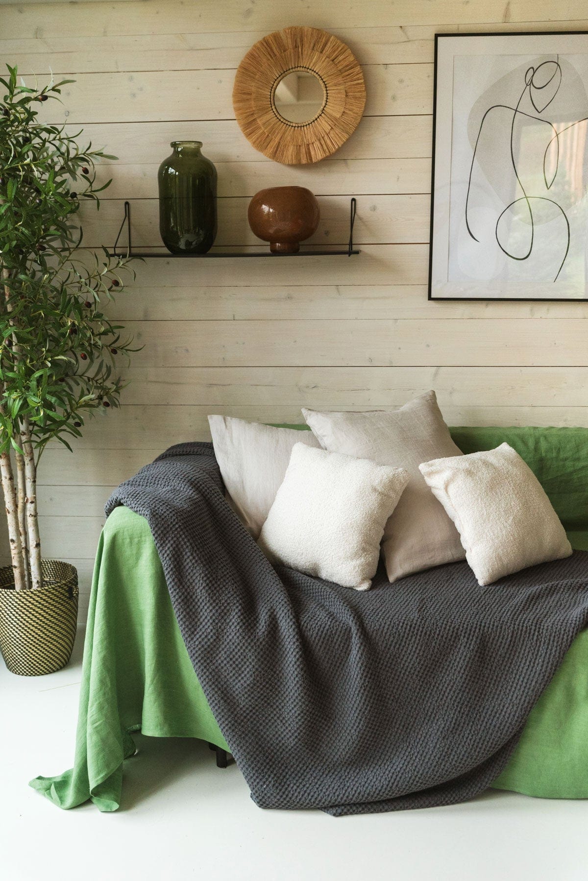 Buy Linen waffle bed throw in Charcoal | Size: 53x81""/135x205cm Refurbished - $99.00 Linen waffle bed throw in Charcoal | Size: 53x81""/135x205cm Refurbished - Amour Linen refurbished available on Cerqular