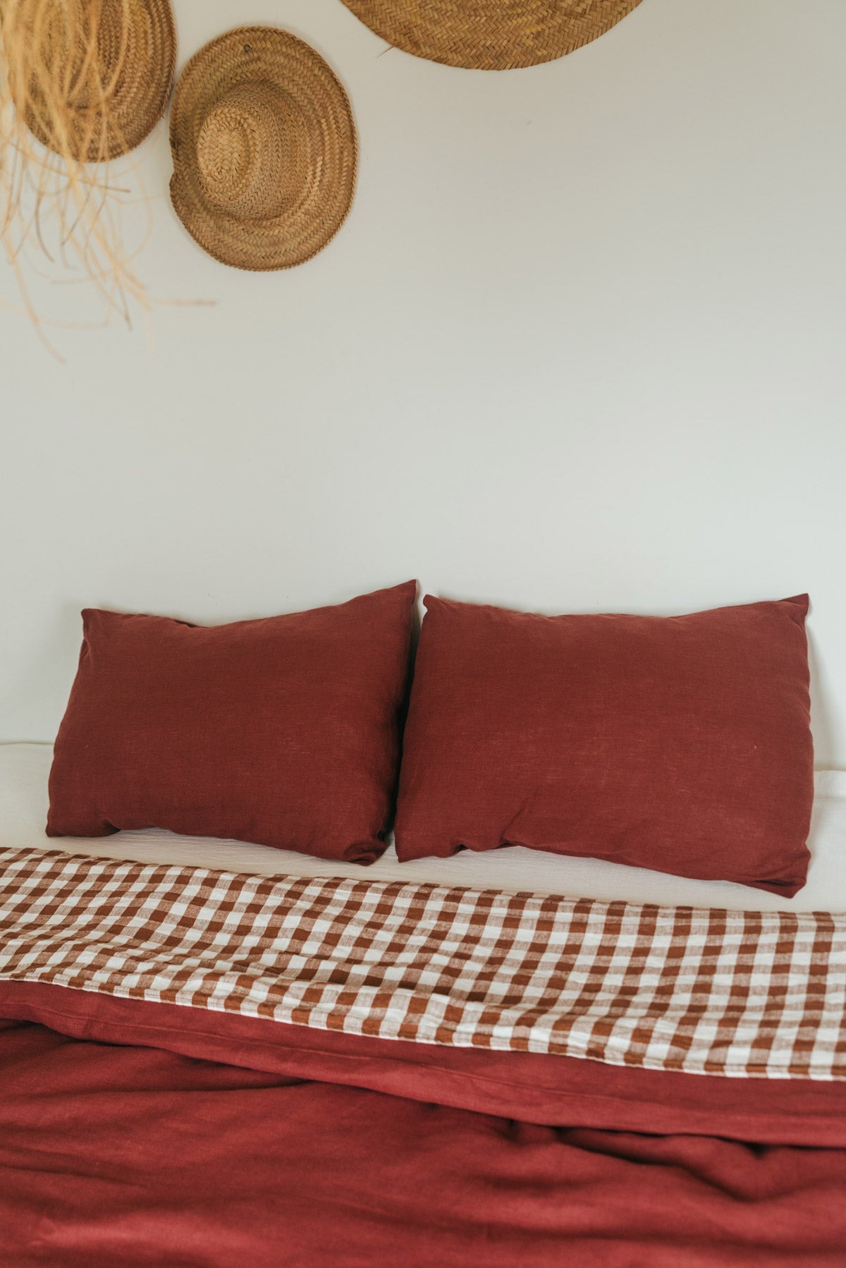 Linen pillowcase in Terracotta | Size: US Standard Refurbished - Amour Linen refurbished available on Cerqular