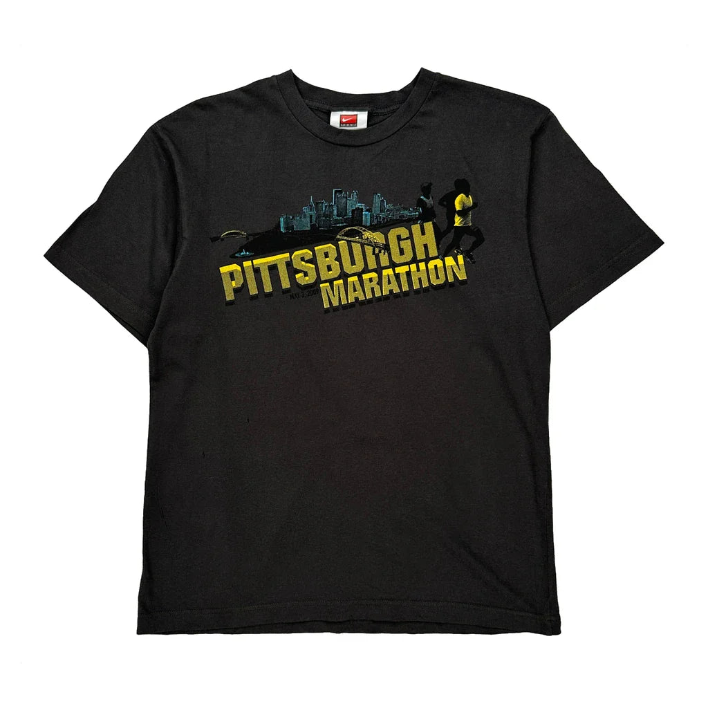 Pittsburgh Marathon Nike Graphic T-Shirt - Medium Black Cotton Refurbished - Thrifted (note: this is a term often used to describe second- refurbished available on Cerqular