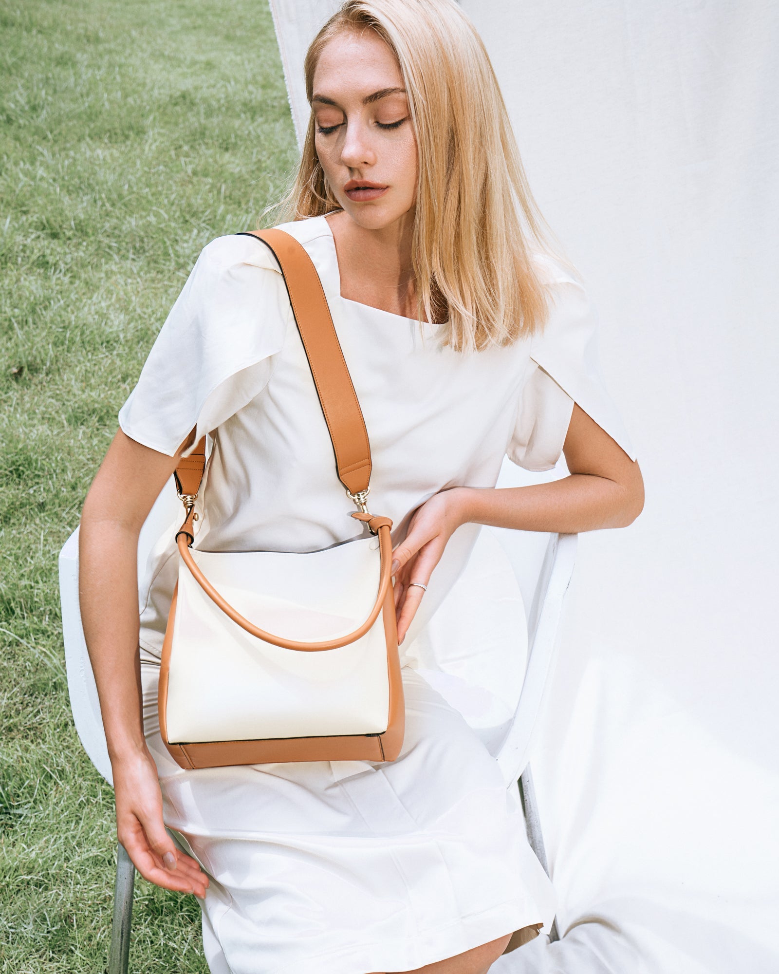 🌽 Mini Two-Tone Tote Corn Leather | Color: Oat x Caramel Refurbished - ONE (assuming it refers to the brand "ONE") refurbished available on Cerqular