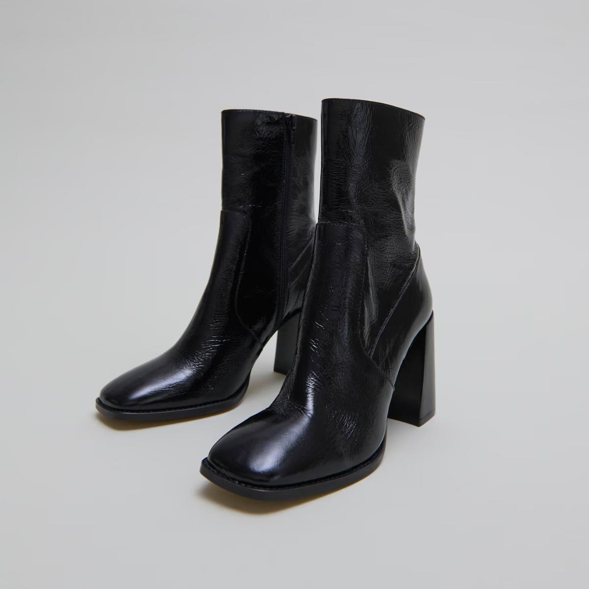 Buy 088- Vidal Cuir Brillant Noir | Color: NOIR | Size: 36 Refurbished - $303.60 088- Vidal Cuir Brillant Noir | Color: NOIR | Size: 36 Refurbished - Rue Madame is a known brand, and the standardized name is " refurbished available on Cerqular