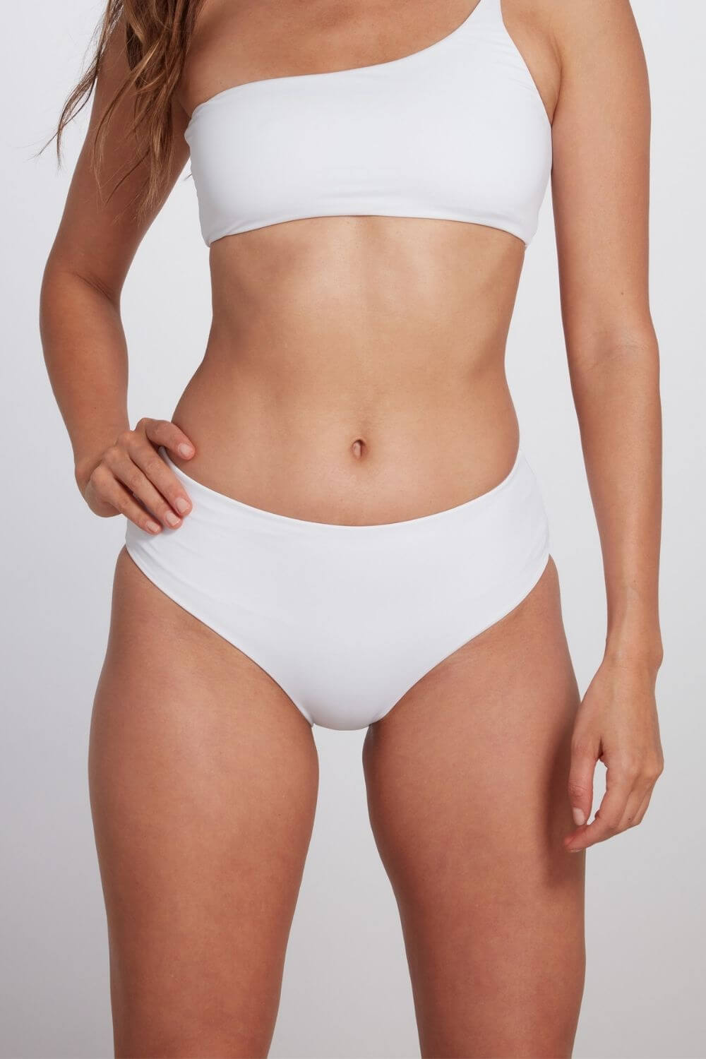 Buy White Mid Rise Bikini Bottom | Size: Medium Refurbished - $105.00 White Mid Rise Bikini Bottom | Size: Medium Refurbished - Sauipe Swim refurbished available on Cerqular