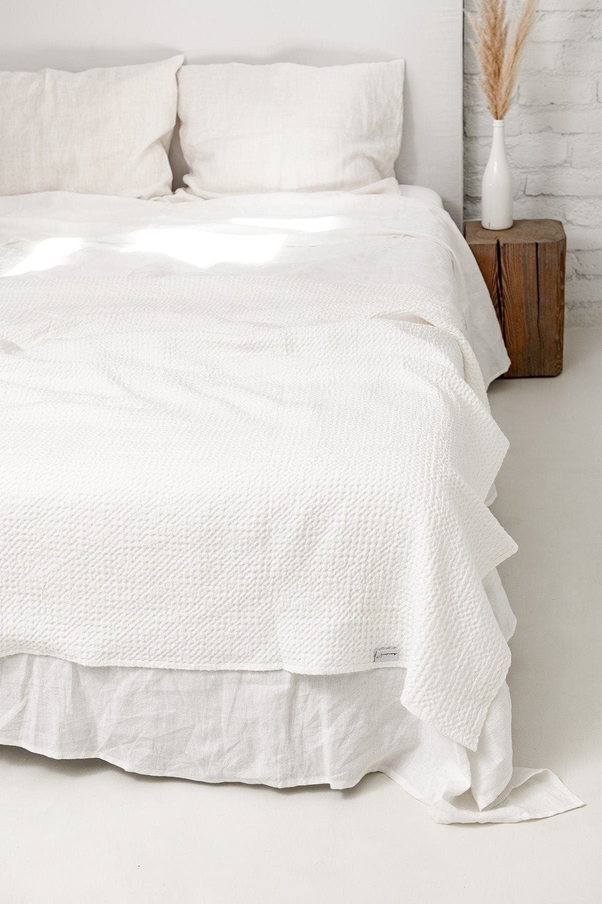 Linen waffle bed throw in White | Size: 53x81""/135x205cm Refurbished - Amour Linen refurbished available on Cerqular
