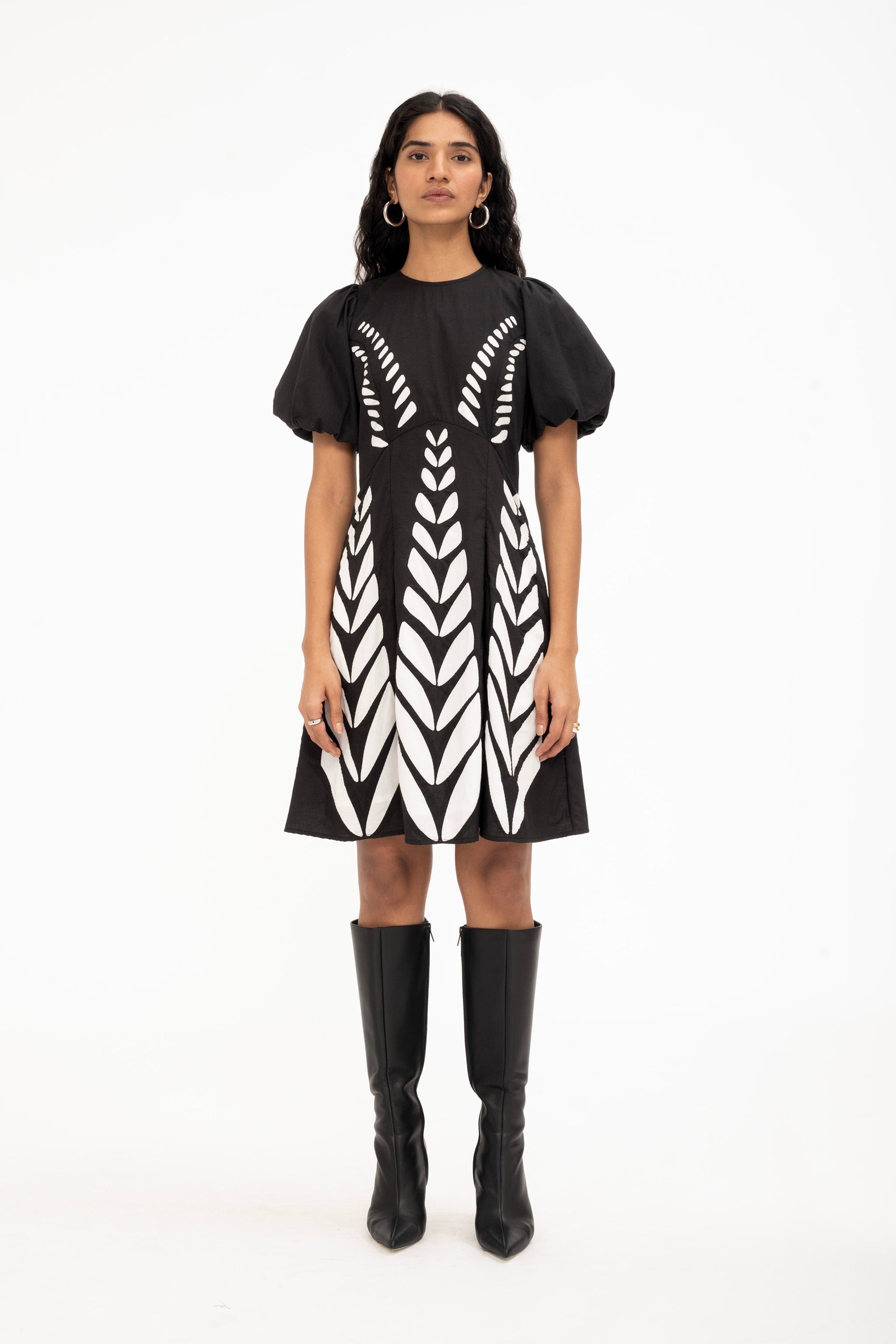 Dress Gracia Dress Black-White | Color: BLACK WHITE | Size: M Refurbished - N/A (I could not find a well-known brand with this name refurbished available on Cerqular