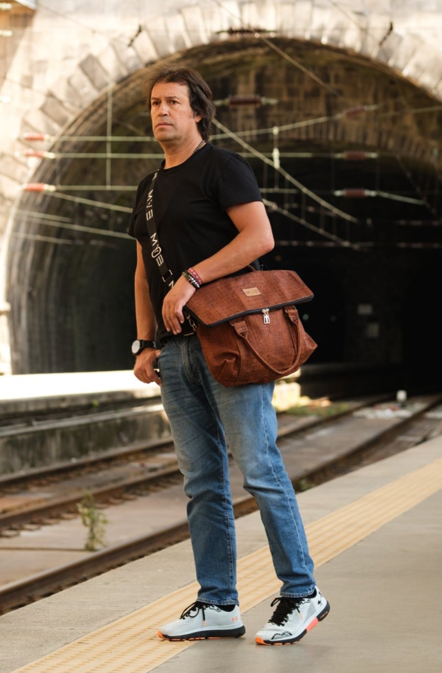 Buy Versa Cork Messenger bag - Versa croco Refurbished - $209.79 Versa Cork Messenger bag - Versa croco Refurbished - My Vegan Bags refurbished available on Cerqular