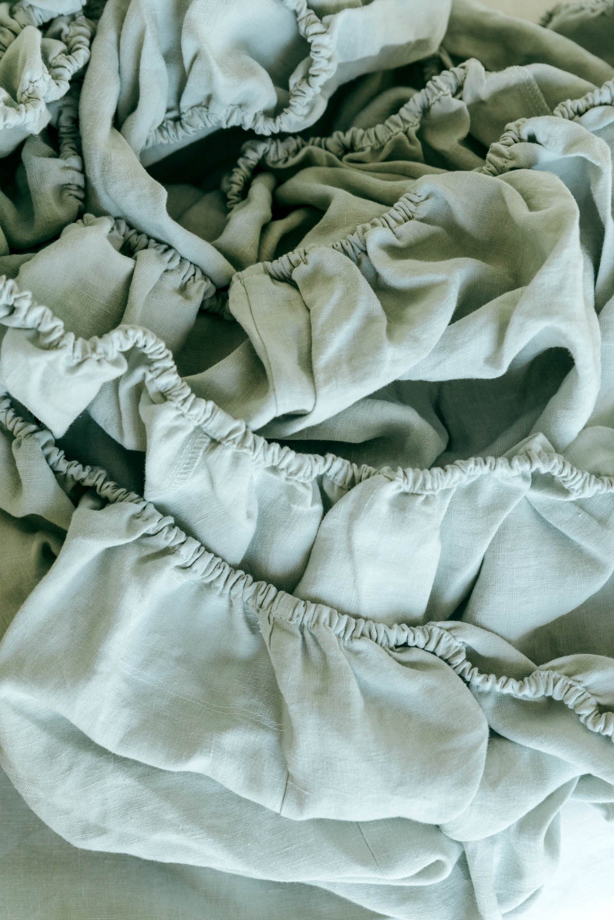 Linen fitted sheet in Sage Green | Size: US Twin DEEP Refurbished - Amour Linen refurbished available on Cerqular