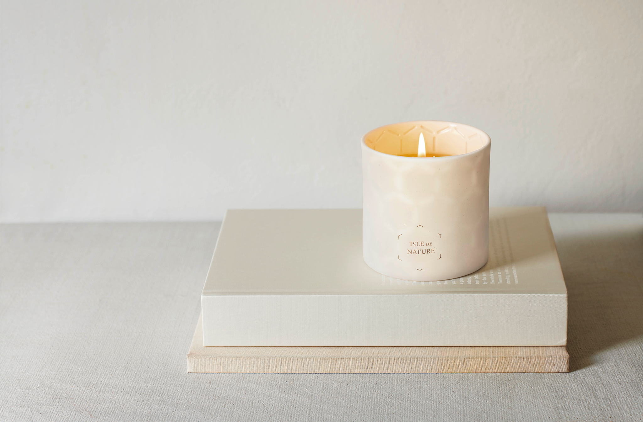 Pagua Bay Fragrance Luxury Beeswax Candle Refurbished - Île de Nature (assuming it's a brand, if not N refurbished available on Cerqular