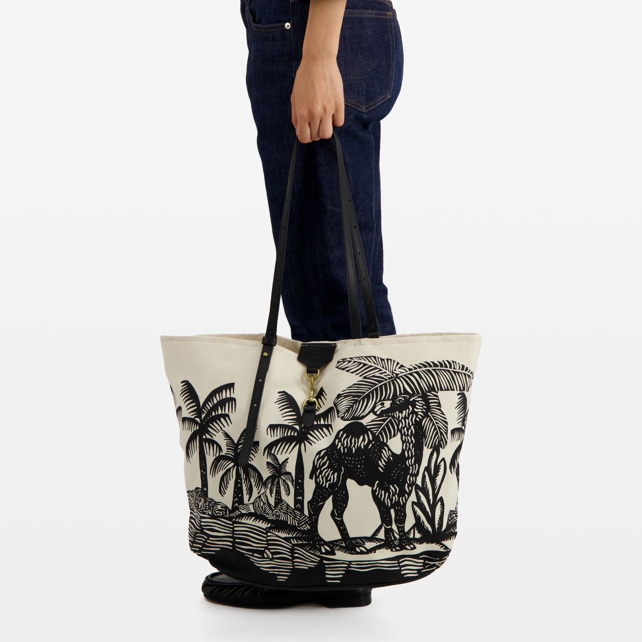 Buy Tote Bag Ma19sdu01 Black-White | Color: BLACK WHITE | Size: U Refurbished - $174.64 Tote Bag Ma19sdu01 Black-White | Color: BLACK WHITE | Size: U Refurbished - Rue Madame is a known brand, and the standardized name is " refurbished available on Cerqular