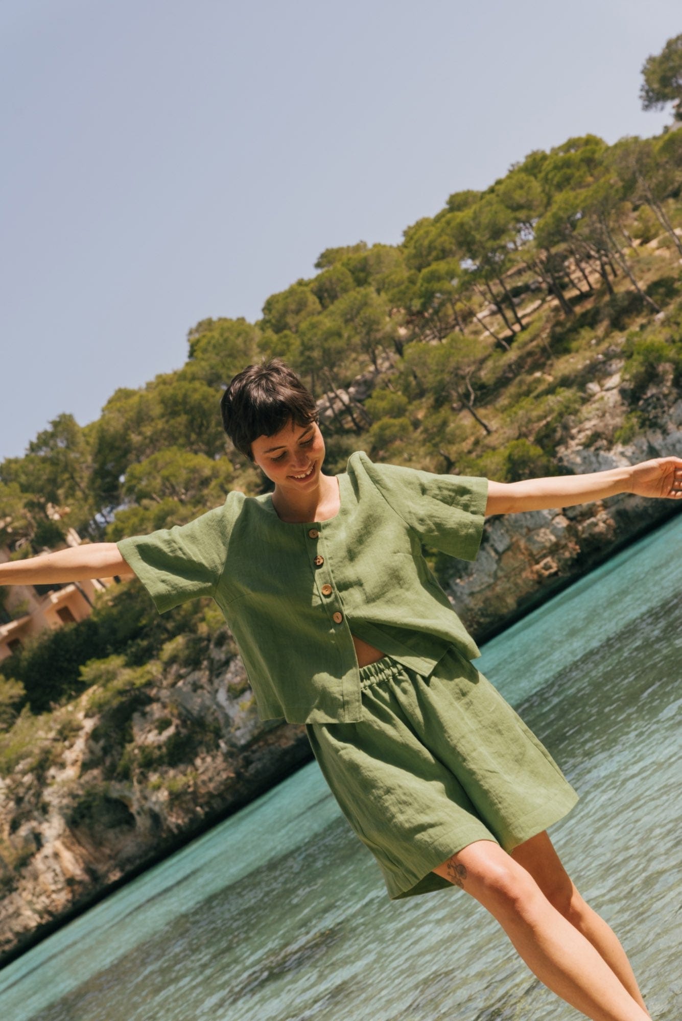 Betty classic linen shorts in Matcha Green | Size: XS Refurbished - Amour Linen refurbished available on Cerqular