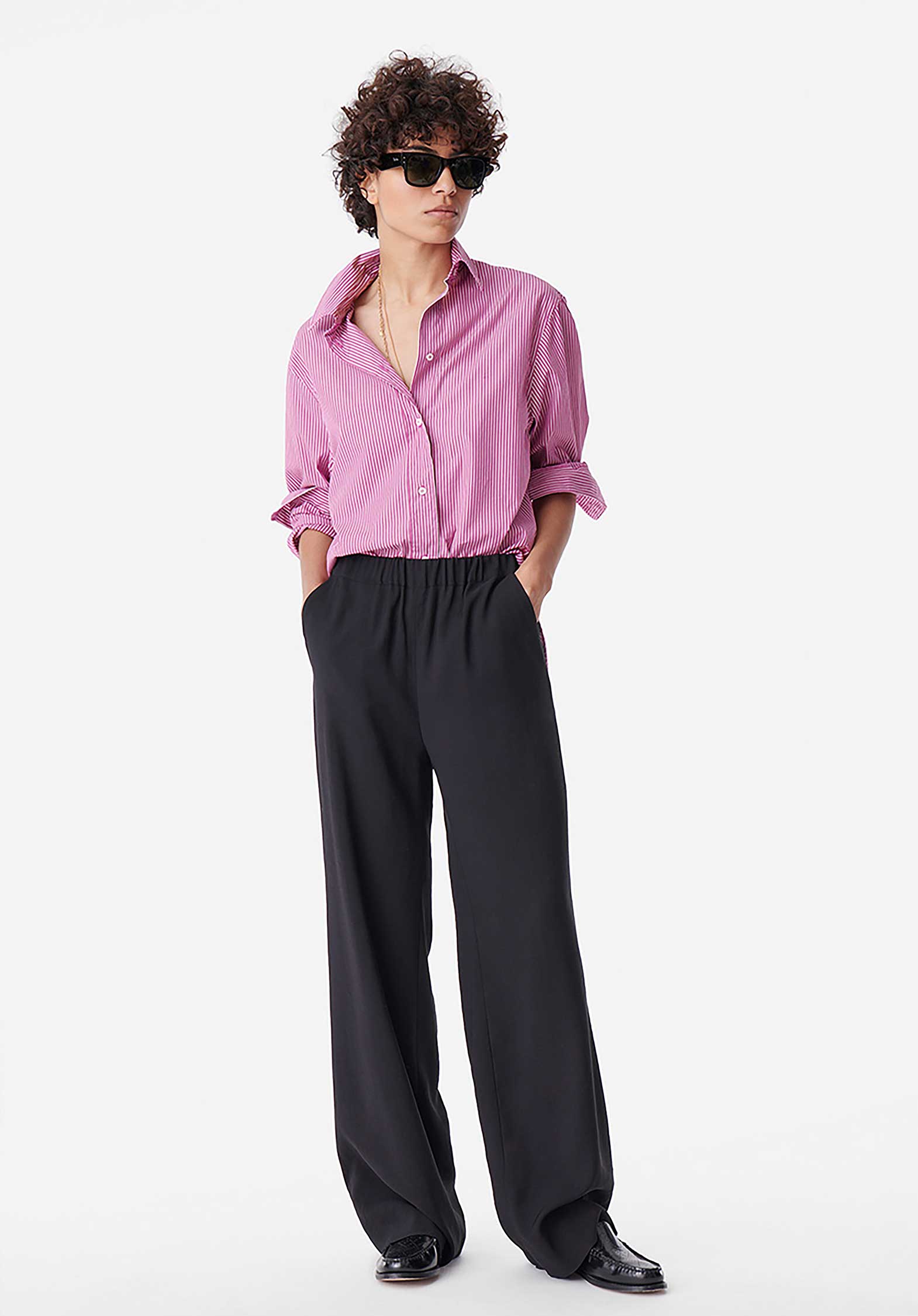 Pants 4eva32-v04013 Black | Color: BLACK | Size: FR-40 Refurbished - Rue Madame is a known brand, and the standardized name is " refurbished available on Cerqular