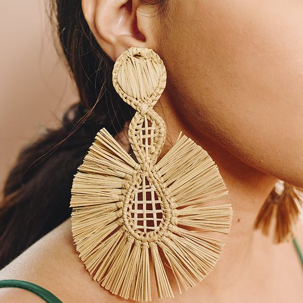 Sea Palm Earrings - Handmade Iraca Palm Earrings | Color: Natural Color Refurbished - Apalma Handmade refurbished available on Cerqular