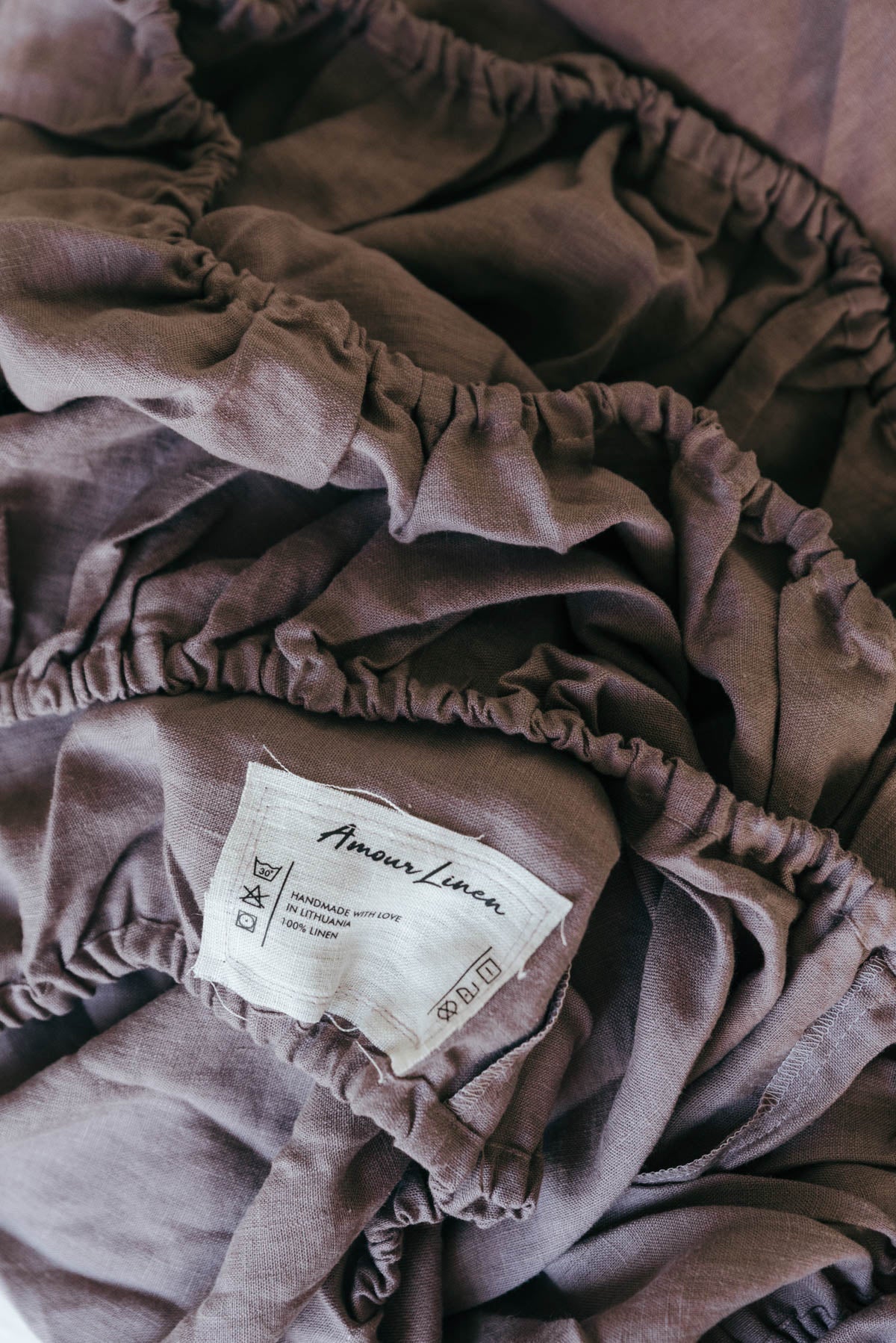 Linen fitted sheet in Dusty Lavender | Size: US King Refurbished - Amour Linen refurbished available on Cerqular