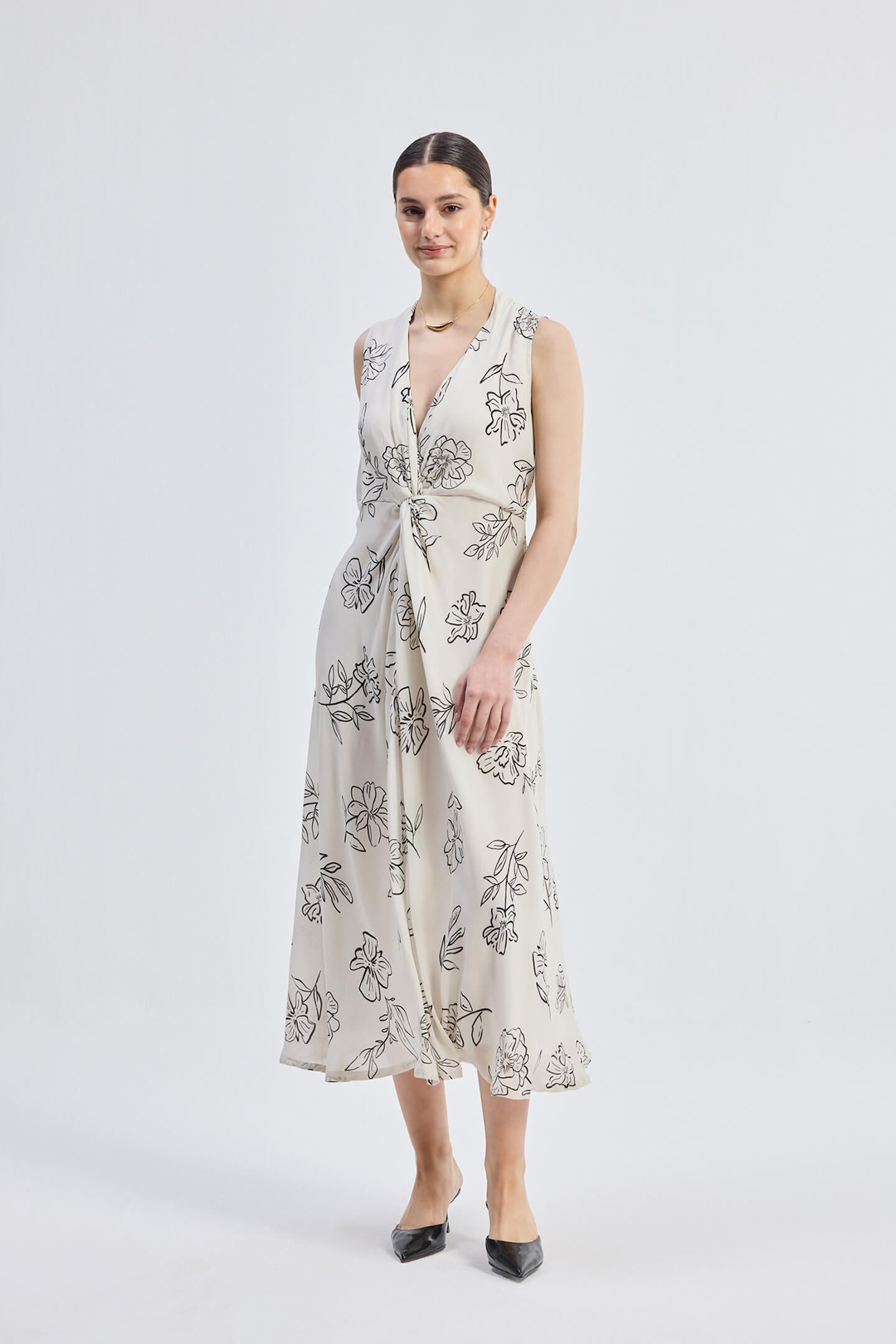 Front Twist Maxi dress in Black Florals | Color: Flowers in the wind | Size: L Refurbished - Resistor (Note: This is a generic term for an electronic component, refurbished available on Cerqular